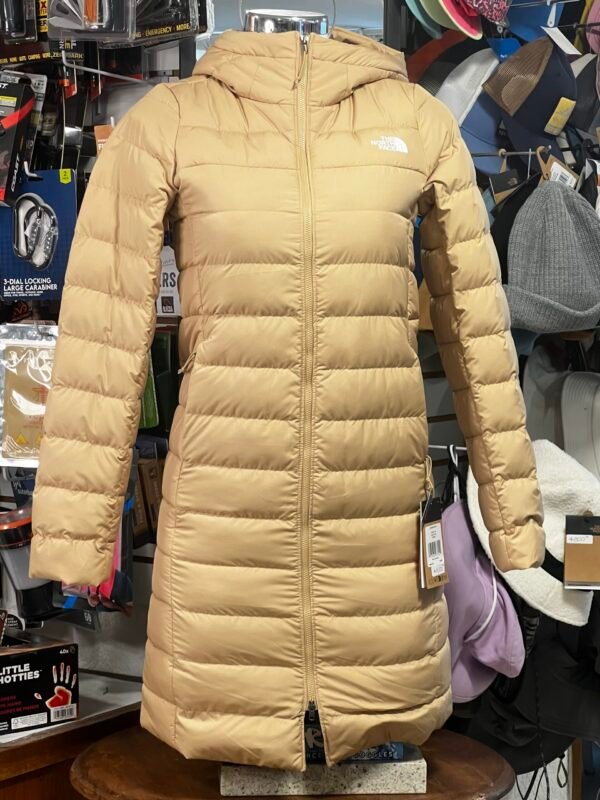 La Parka The North Face W Aconcagua es una prenda diseñada para ofrecer calidez, comodidad y estilo en climas fríos. Su diseño largo tipo parka brinda mayor protección térmica, mientras que su aislamiento acolchado ayuda a conservar el calor corporal sin añadir peso excesivo. Cuenta con capucha integrada, cierre frontal completo y un ajuste cómodo que permite libertad de movimiento, haciéndola ideal para el uso diario, viajes y actividades al aire libre en temporada fría. Su color Khaki Stone aporta un estilo elegante y fácil de combinar con cualquier outfit invernal. Una opción confiable para quienes buscan una parka térmica versátil con la calidad reconocida de The North Face. ⭐ Características principales Diseño largo tipo parka para mayor cobertura Acolchado térmico ligero y eficiente Capucha integrada para protección adicional Cierre frontal completo Corte cómodo ideal para uso diario Perfecta para clima frío urbano y outdoor ligero 🎯 Uso recomendado Parka Acolchada The North Face W Aconcagua para Clima Frío – Khaki Stone