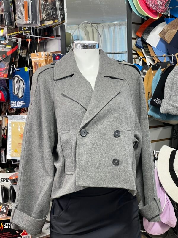 La chamarra tipo abrigo H&M presenta un diseño cropped con inspiración clásica, ideal para quienes buscan un look moderno y sofisticado en climas frescos. Su corte estructurado aporta estilo sin perder comodidad, convirtiéndola en una excelente opción para el día a día en la ciudad. Cuenta con cuello tipo solapa, doble botonadura y un ajuste cómodo que permite combinarla fácilmente con outfits casuales o más formales. Su diseño corto la hace ideal para entretiempo y para elevar cualquier look urbano. Una prenda versátil pensada para uso diario con un toque elegante. ⭐ Características principales Diseño tipo abrigo cropped de estilo urbano Doble botonadura con solapas clásicas Corte estructurado y moderno Ideal para climas frescos y entretiempo Fácil de combinar con outfits urbanos 🎯 Uso recomendado Clima fresco • Uso urbano • Oficina • Entretiempo • Uso diario