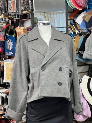 La chamarra tipo abrigo H&M presenta un diseño cropped con inspiración clásica, ideal para quienes buscan un look moderno y sofisticado en climas frescos. Su corte estructurado aporta estilo sin perder comodidad, convirtiéndola en una excelente opción para el día a día en la ciudad. Cuenta con cuello tipo solapa, doble botonadura y un ajuste cómodo que permite combinarla fácilmente con outfits casuales o más formales. Su diseño corto la hace ideal para entretiempo y para elevar cualquier look urbano. Una prenda versátil pensada para uso diario con un toque elegante. ⭐ Características principales Diseño tipo abrigo cropped de estilo urbano Doble botonadura con solapas clásicas Corte estructurado y moderno Ideal para climas frescos y entretiempo Fácil de combinar con outfits urbanos 🎯 Uso recomendado Clima fresco • Uso urbano • Oficina • Entretiempo • Uso diario