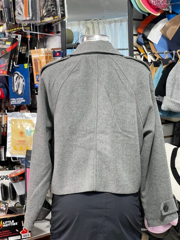 La chamarra tipo abrigo H&M presenta un diseño cropped con inspiración clásica, ideal para quienes buscan un look moderno y sofisticado en climas frescos. Su corte estructurado aporta estilo sin perder comodidad, convirtiéndola en una excelente opción para el día a día en la ciudad. Cuenta con cuello tipo solapa, doble botonadura y un ajuste cómodo que permite combinarla fácilmente con outfits casuales o más formales. Su diseño corto la hace ideal para entretiempo y para elevar cualquier look urbano. Una prenda versátil pensada para uso diario con un toque elegante. ⭐ Características principales Diseño tipo abrigo cropped de estilo urbano Doble botonadura con solapas clásicas Corte estructurado y moderno Ideal para climas frescos y entretiempo Fácil de combinar con outfits urbanos 🎯 Uso recomendado Clima fresco • Uso urbano • Oficina • Entretiempo • Uso diario