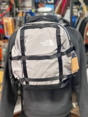 Mochila The North Face Commuter Pack 32L – Gama Store Outlet México Mochila The North Face Commuter Pack 32L – Daypack urbano roll-top con laptop 15″, nylon balístico 1680D y reflectividad 360° para trabajo y aventura en México