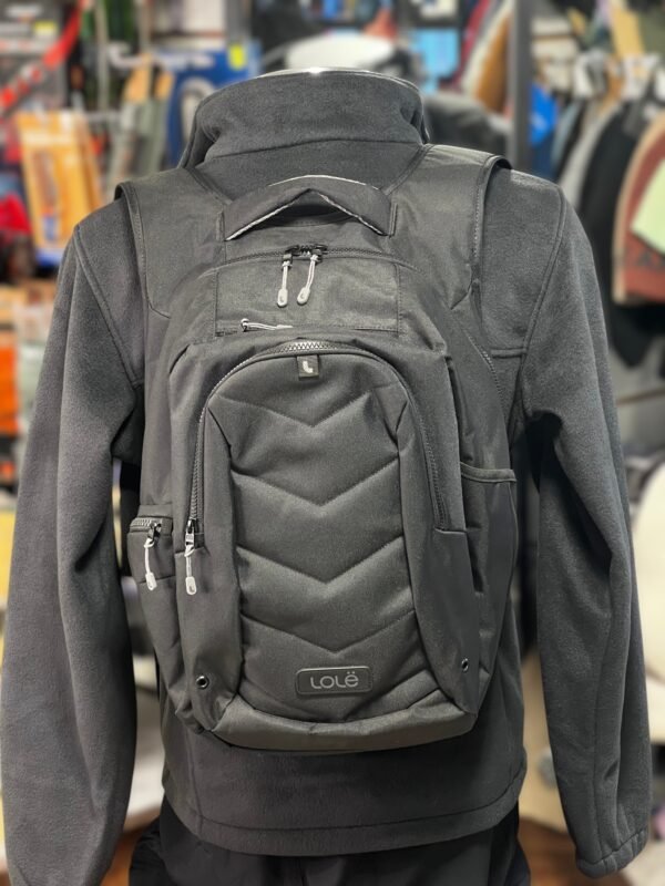 Mochila Lolë City Backpack 17L – Gama Store Outlet México Mochila Lolë City Backpack 17L – Daypack urbano quilted con sleeve laptop 17″, cierre antirrobo YKK®, correa trolley y poliéster reciclado para universidad y trabajo en México