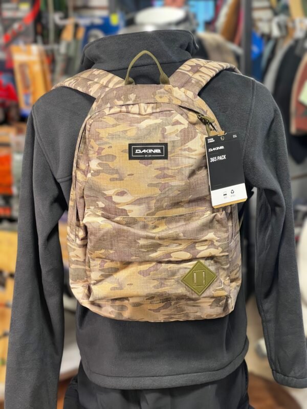 Mochila Dakine 365 Pack 21L – Daypack compacto unisex con sleeve laptop 15″, fondo acolchado y material bluesign® para universidad y uso diario en México