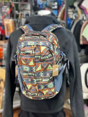 o Mochila Patagonia Refugio Daypack 26L – Gama Store Outlet México Mochila Patagonia Refugio Daypack 26L – Daypack urbano outdoor con sleeve laptop, organizador frontal y acabado DWR para universidad y aventura en México