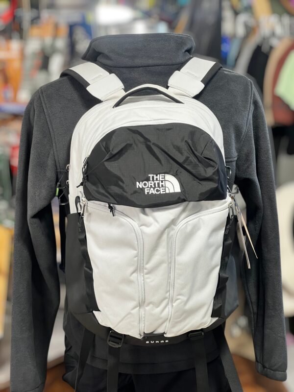 Mochila The North Face Surge 31L – Gama Store Outlet México Mochila The North Face Surge 31L – Daypack técnico con FlexVent, base autoportante y laptop 16" para universidad y trabajo en México